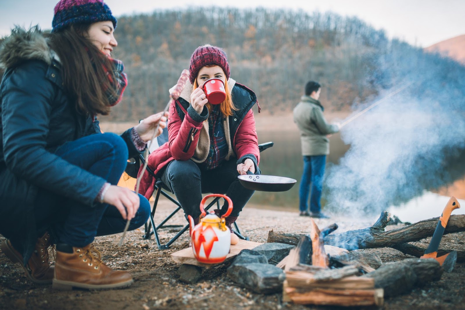 How to Stay Warm While Camping in Cold Weather?